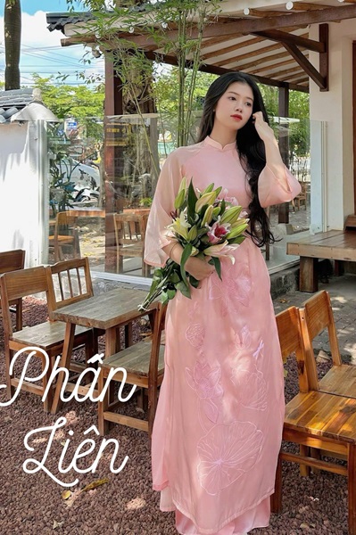 z5889319728779_67f6fbb9c173be14ffcf9cd65718fe0e Áo dài họa tiết hoa sen – 89k/ngày – SML