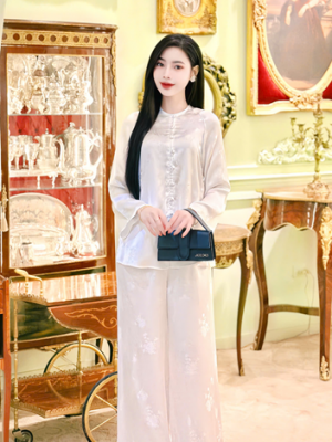 Pháp phục trắng hoa cúc – 109k/ngày – SML
