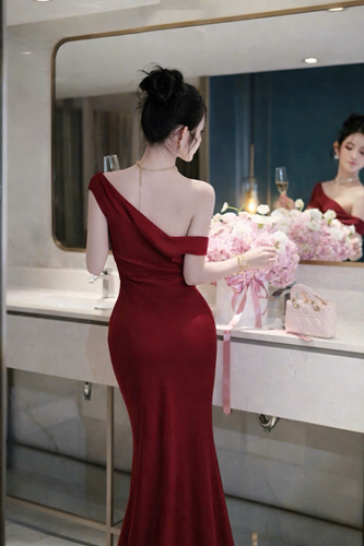 2 Đầm lụa đỏ bẹt vai – 89K/ngày – S – Ở CN Thủ Đức