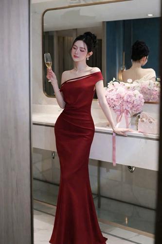 4 Đầm lụa đỏ bẹt vai – 89K/ngày – S – Ở CN Thủ Đức